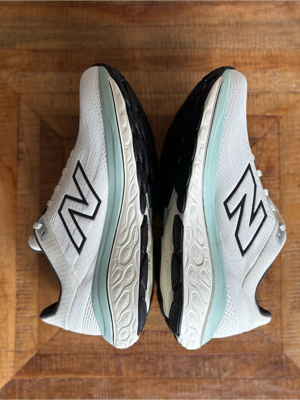 New Balance White & Mint unisex Running Sneakers Men’s 9, Women’s 10.5